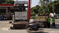 Seorang pengendara motor melintas di depan tugu peti mati yang menghiasi kawasan Pademangan Barat, Jakarta Utara, Rabu (26/8/2020).