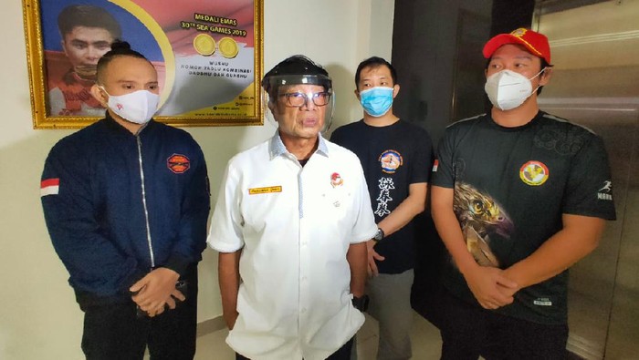 Gunawan (tengah) didampingi Ario (kiri), Herman Wijaya (kanan) dan Ming Yeoh (belakang)