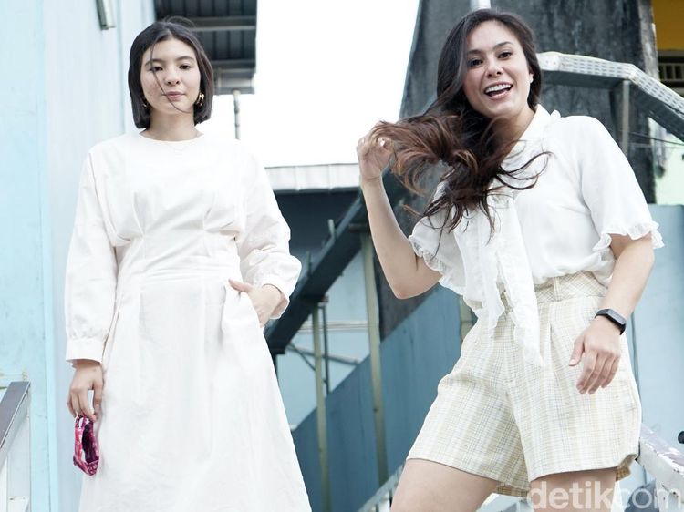 Gaya Kompak Wulan Guritno dan Shaloom Razade, Mirip Kakak-Adik