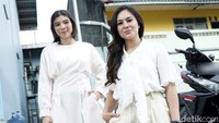 Banyak netizen yang memuji penampilan keduanya itu, bahkan Wulan dan putrinya itu disebut seperti kakak-adik. Pool/Palevi S/detikFoto.