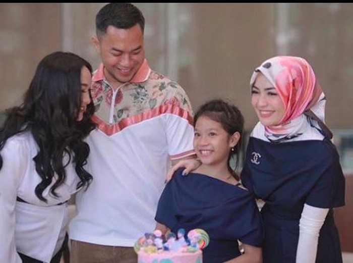 zaskia gotik akur dengan mantan istri sirajuddin