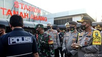 Tak hanya polisi, sejumlah petugas dari TNI pun turut serta melakukan sosialisasi terkait pencegahan virus Corona di Stasiun Tanah Abang.