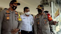 Usai membagikan masker, Kapolda  Metro Jaya, Nana Sujana, turut meninjau Stasiun Tanah Abang.