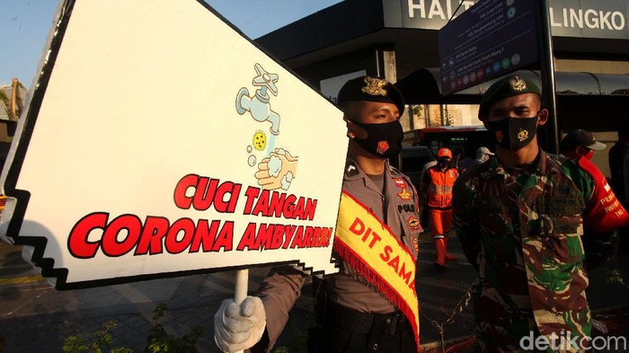 Kapolda Metro Jaya, Nana Sujana, bagikan  masker di Stasiun Tanah Abang. Aksi itu dilakukan guna tingkatkan kesadaran masyarakat untuk patuhi protokol kesehatan