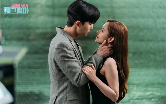 Park Seo Joon dan Park Min Young berada di urutan kedelapan survei Pasangan Drama Korea Terfavorit 2020. Bukan hanya terfavorit, aktor dan aktris yang beradu akting dalam drakor  Whats Wrong With Secretary Kim itu juga kerap dinobatkan sebagai pasangan dengan adegan ciuman terpanas. Foto: Dok. Internet