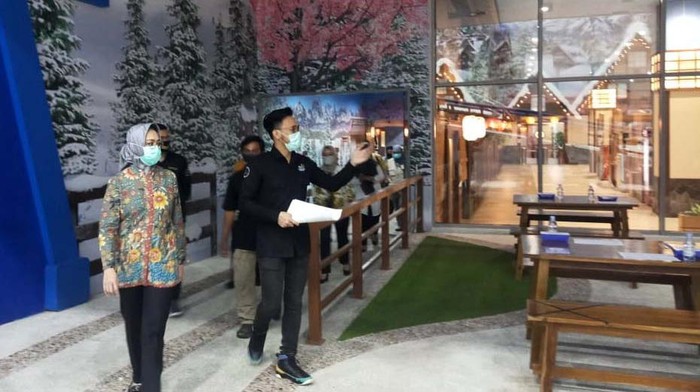 Airin Cek Kesiapan Pembukaan Trans Snow World Bintaro Wali Kota Tangerang Selatan, Airin Rahmi Diany mengunjungi Trans Snow World Bintaro yang berada di Transpark Mall Bintaro. Rencananya tempat wisata ini segera dibuka.
