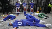 Sejumlah demonstran pun tampak melakukan aksi teatrikal di luar Downing Street yang berada di kawasan London.