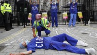 Dengan mengenakan pakaian medis dan darah palsu, sejumlah tenaga medis di Inggris tersebut ikut serta dalam aksi menuntut kenaikan gaji sebesar 15 persen oleh pemerintah di kawasan London.