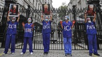 Sejumlah tenaga medis di Inggris menggelar aksi unjuk rasa di luar Downing Street yang berada di kawasan London, Rabu (26/8/2020) waktu setempat.