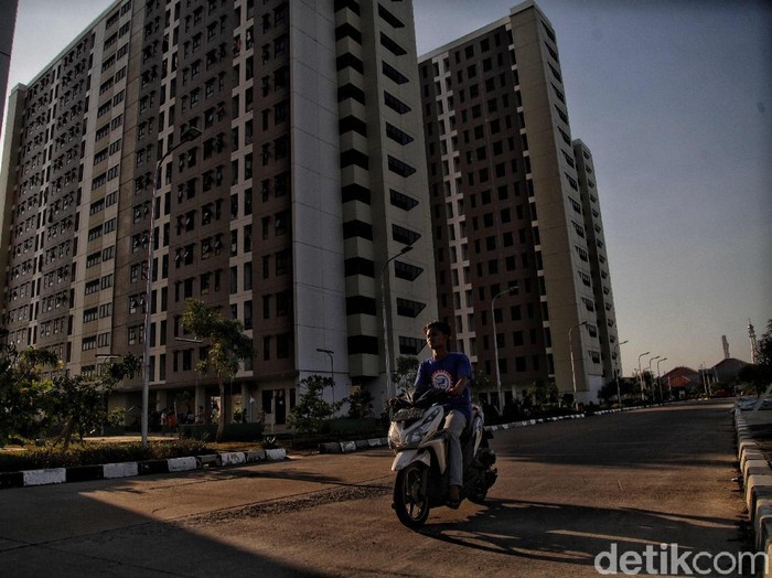 Masa PSBB transisi DKI Jakarta berakhir hari ini, Kamis (27/8) dan belum ada kepastian diperpanjang. Berikut foto-foto aktivitas rusunawa di akhir masa PSBB.