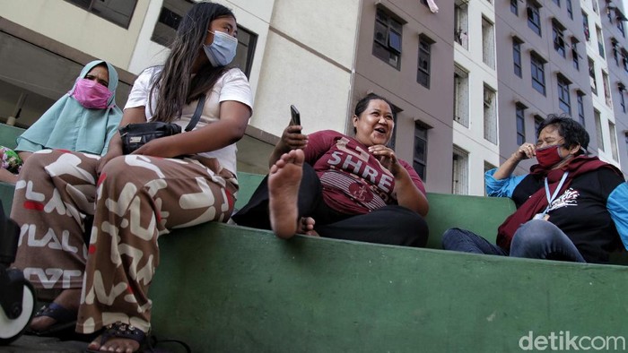 Aktivitas New Normal Rusun Rorotan di Masa Akhir PSBB Jakarta Masa PSBB transisi DKI Jakarta berakhir hari ini, Kamis (27/8) dan belum ada kepastian diperpanjang. Berikut foto-foto aktivitas rusunawa di akhir masa PSBB.