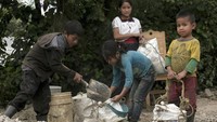 Banyak anak-anak disana yang membantu orang tuanya dengan mengumpulkan pasir dan kemudian dijual.  