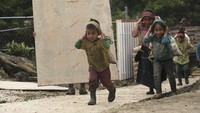 Anak-anak di Chiapas mengangkut hasil panen selama kegiatan belajar mengajar di sekolah berhenti.  