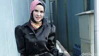 Angel kembali ditarik dalam kasus penggerebekan usai dilaporkan pihak keluarga Vicky Prasetyo. Pool/Palevi S/detikFoto.