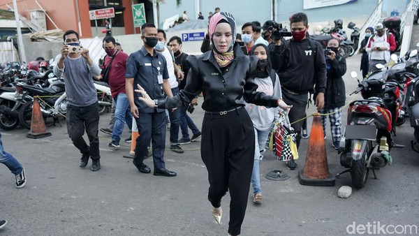 Lenggak-lenggok Angel Lelga di Tengah Kasus Penggerebekan