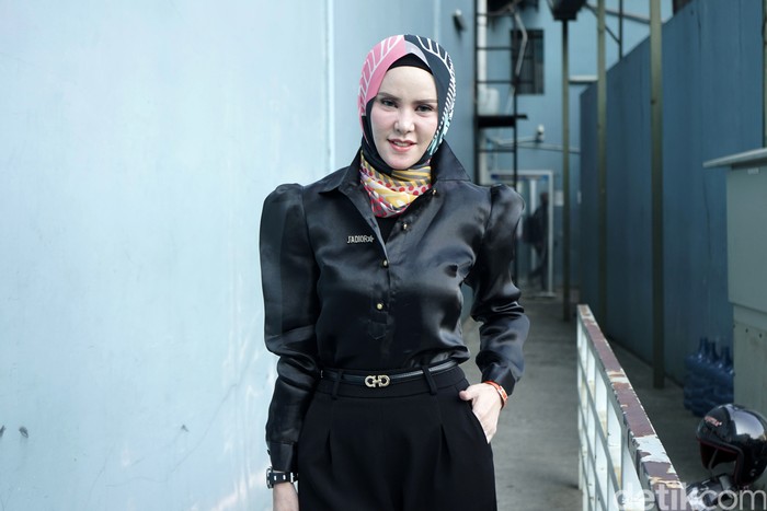 Angel Lelga saat ditemui di kawasan Trans TV.
