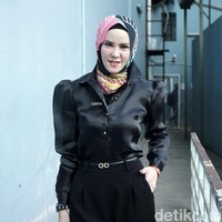 Angel Lelga menikah siri dengan Rhoma Irama dan menjadi istri kedua. Sempat ditutup-tutupi, pada Agustus 2005 akhirnya sang Raja Dangdut mengakui pernikahannya dengan Angel Lelga. Namun di tahun itu juga Rhoma mengumumkan akan menceraikannya. Foto: Palevi S/detikFoto