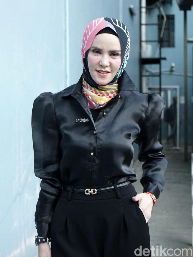 Angel Lelga menikah siri dengan Rhoma Irama dan menjadi istri kedua. Sempat ditutup-tutupi, pada Agustus 2005 akhirnya sang Raja Dangdut mengakui pernikahannya dengan Angel Lelga. Namun di tahun itu juga Rhoma mengumumkan akan menceraikannya. Foto: Palevi S/detikFoto