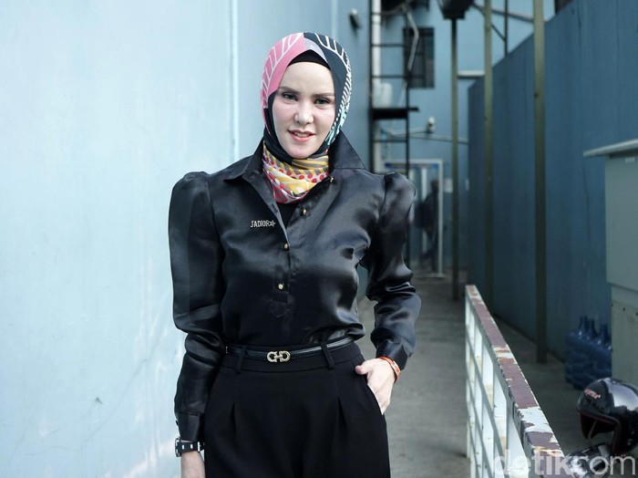 Angel Lelga saat ditemui di kawasan Trans TV.