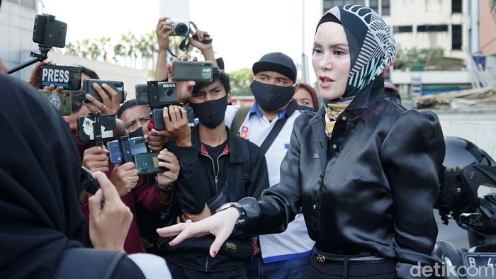 Angel Lelga saat ditemui di kawasan Trans TV.