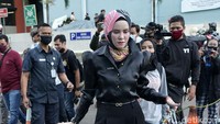 Sebelumnya saja butuh 2 tahun memproses laporan Angel Lelga hingga akhirnya Vicky Prasetyo ditahan atas UU ITE. Pool/Palevi S/detikFoto.