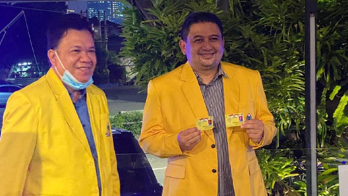 Bakal calon wali kota Makassar Munafri Arifuddin (Appi) saat mendapat KTA Golkar (dok. Istimewa).