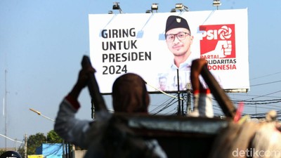 Baliho Besar Giring untuk Presiden 2024 Mejeng di Kalimalang