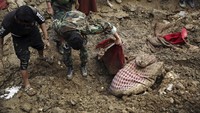 Tentara juga dikerahkan untuk membantu mencari korban tanah longsor. 