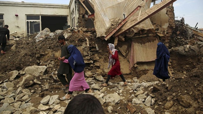 Afghans are treated at a hospital after being injured in a mudslide during heavy flooding in Parwan province, north of Kabul, Afghanistan, Wednesday, Aug. 26, 2020. Flooding in northern Afghanistan killed and injured dozens of people officials said Wednesday. (AP Photo/Rahmat Gul)