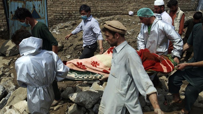 Banjir dan Longsor di Afghanistan Afghans are treated at a hospital after being injured in a mudslide during heavy flooding in Parwan province, north of Kabul, Afghanistan, Wednesday, Aug. 26, 2020. Flooding in northern Afghanistan killed and injured dozens of people officials said Wednesday. (AP Photo/Rahmat Gul)