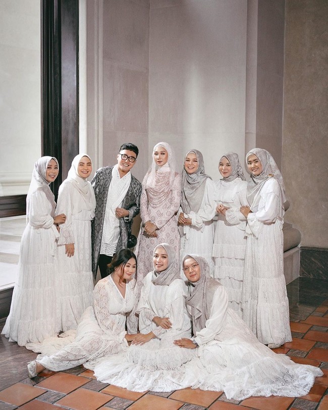 Inilah kenangan sahabat-sahabat Barli dari rekan desainer dan influencer. Di foto saat momen lamaran Dian Pelangi itu, para bridesmaid (Ria Miranda, Mega Iskanti hingga Dewi Sandra) menggunakan busana rancangan dari Barli.  Foto: dok. Instagram