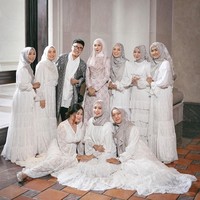 Inilah kenangan sahabat-sahabat Barli dari rekan desainer dan influencer. Di foto saat momen lamaran Dian Pelangi itu, para bridesmaid (Ria Miranda, Mega Iskanti hingga Dewi Sandra) menggunakan busana rancangan dari Barli.  Foto: dok. Instagram