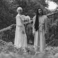 Sementara ini menjadi koleksi teranyar sekaligus terakhir dari sang desainer yang meninggal di Bali karena sakit radang otak itu. Koleksi bertajuk Unchained itu menggunakan model lawas Oki Asokawati dan influencer Jovi Adhiguna di iklan kampanyenya.  Foto: dok. Instagram