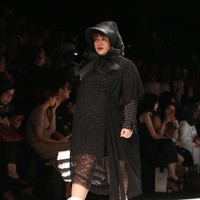 Pada gelaran Jakarta Fashion Week 2019, Barli Asmara sempat merilis koleksi dengan harga terjangkau. Uniknya, dalam fashionnya tersebut, sang desainer membawa sejumlah muse yakni sejumlah artis dan influencer bertubuh plus size.  Foto: dok. Instagram