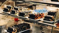  Plesiran ke Korea Selatan, Barli asyik jalan-jalan di kawasan kuliner malam. Ia yang juga hobi foto, langsung mengarahkan bidikan kamera ke makanan yang tampak lezat. Foto: instagram @barliasmara