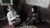 Sebagai desainer fashion, Barli sering pergi ke luar kota ataupun luar negeri untuk urusan pekerjaan. Ia tak lupa menyempatkan waktu untuk menikmati berbagai makanan lokal. Foto: instagram @barliasmara