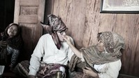 Saking ramahnya, Barli bahkan mau saja disuapi makanan oleh warga. Momen ini diambil pada bulan Mei 2017. Foto: instagram @barliasmara