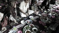 Di Jambi, Barli tampak akrab dengan para ibu. Sambil makan lesehan, Barli bercengkrama. Sementara di depannya sudah terhidang aneka menu khas Jambi. Foto: instagram @barliasmara