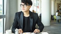 Berkunjung ke Paris, Barli menikmati menu sarapannya. Ia memilih sarapan dengan menu sehat agar bisa memulai hari dengan bugar. Foto: instagram @barliasmara