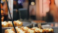 Roti telur asal Korea ini jadi ikon kuliner kaki lima. Saat ke Seoul, satu hal yang harus dicoba adalah makanan, kata Barli pada unggahan fotonya. Foto: instagram @barliasmara