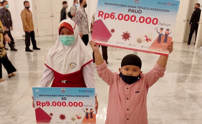 Beasiswa untuk Anak-anak Tenaga Kesehatan Bank DKI dukung penyaluran bantuan dana bagi anak-anak tenaga kesehatan yang meninggal saat menangani pasien Covid-19. secara simbolis bantuan tersebut diserahkan di Balaikota Kamis (27/08) ini merupakan program Dinas Pendidikan Pemerintah Provinsi DKI Jakarta.