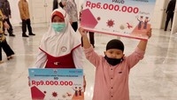 Besaran dana yang diserahkan kepada peserta didik adalah Rp6.000.000,-/tahun bagi anak usia Pendidikan Usia Dini (PAUD), Rp9.000.000,-/tahun (SD), Rp12.000.000,- /tahun (SMP) Rp15.000.000,- /tahun (SMA) dan Rp20.000.000,-/tahun (Perguruan Tinggi). Bantuan dana beasiswa yang disaksikan langsung oleh Gubernur DKI Jakarta, Anies Baswedan ini diberikan kepada 12 peserta didik dan disalurkan melalui rekening Bank DKI. dok. Pemprov DKI