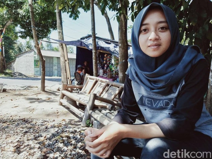 Sosok Devita Wati (22) sempat mencuri atensi publik. Pasalnya gadis asal Klaten itu bekerja sebagai operator ekskavator di lereng Gunung Merapi.