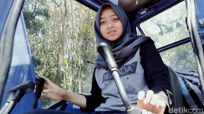 Berkenalan dengan Devita, Si Operator Ekskavator di Lereng Merapi