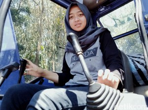 Sosok Devita Gadis Operator Ekskavator Lereng Merapi di Mata Rekan Kerja