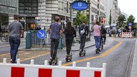 Kawasan Friedrichstrasse yang terdiri dari lima blok ditutup hari ini, Rabu (27/8) sebagai persiapan uji coba mengurangi jumlah lalu lintas kendaraan.