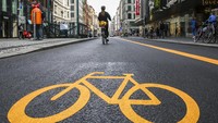 Seorang pesepeda melintasi kawasan Friedrichstrasse di pusat kota Berlin, Jerman.