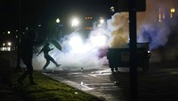 Tidak ada kelompok-kelompok tertentu yang melakukan patroli mandiri dengan menenteng senapan laras panjang, seperti yang terjadi semalam sebelumnya atau pada Selasa (25/8) malam waktu setempat. AP Photo/Morry Gash  