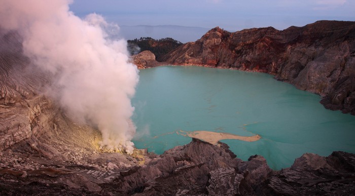 Daratan Tinggi Ijen BANYUWANGI, EAST JAVA - DECEMBER 17: A miner carries sulfur during an annual offering ceremony on the Ijen volcano on December 17, 2013 in Banyuwangi, Indonesia. The ritual is performed by the sulfur miners of Mount Ijen who slaughter a goat and then bury the head in the crater of mount Ijenn. The sacrifice is performed to ward off potential disasters for the next year. The Ijen crater rises to 2,386m, with a depth of over 175m, making it one of the world's largest craters. Sulphur mining is a major industry in the region, made possible by an active vent at the edge of a lake, but the work is not without risks as the acidity of the water in the crater is high enough to dissolve clothing and cause breathing problems. (Photo by Ulet Ifansasti/Getty Images)