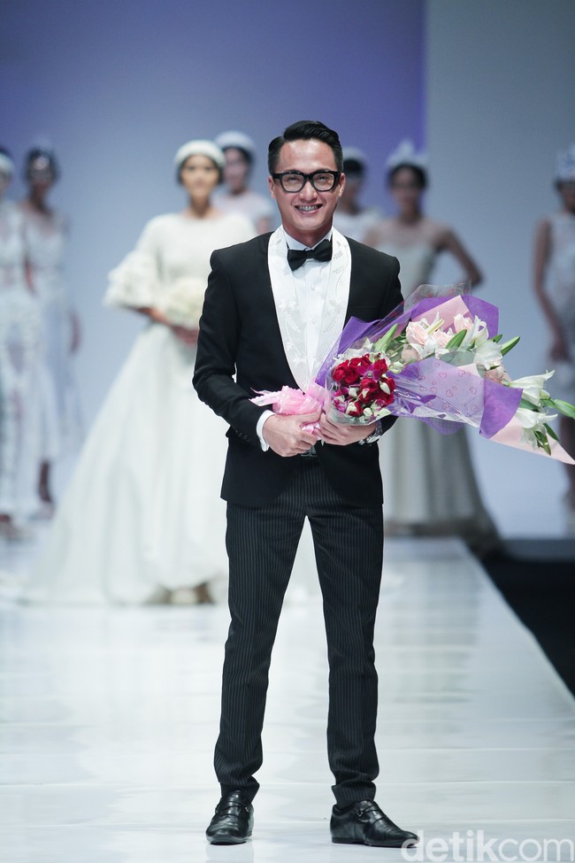 Barli Asmara meninggal dunia hari ini di Bali setelah dilaporkan mengalami sakit lambung. Kepergian desainer itu tentu adalah sebuah kehilangan bagi industri fashion Indonesia. Barli dikenal sebagai desainer berbakat yang karya-karyanya menjadi langganan selebriti dan telah go internasional. Foto: Mohammad Abduh/Wolipop